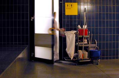 Foto van schoonmaker bij toiletten | Archief EHF