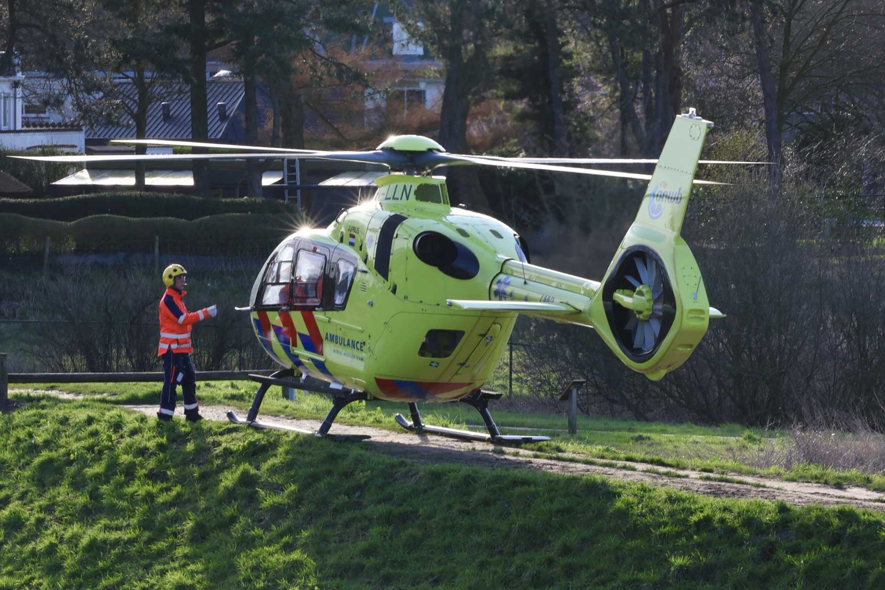 traumahelikopter-dijkje-landen