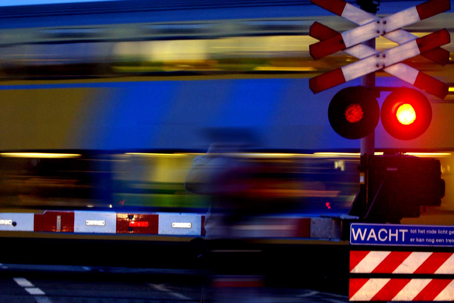 trein-overgang-donker-slagboom-licht