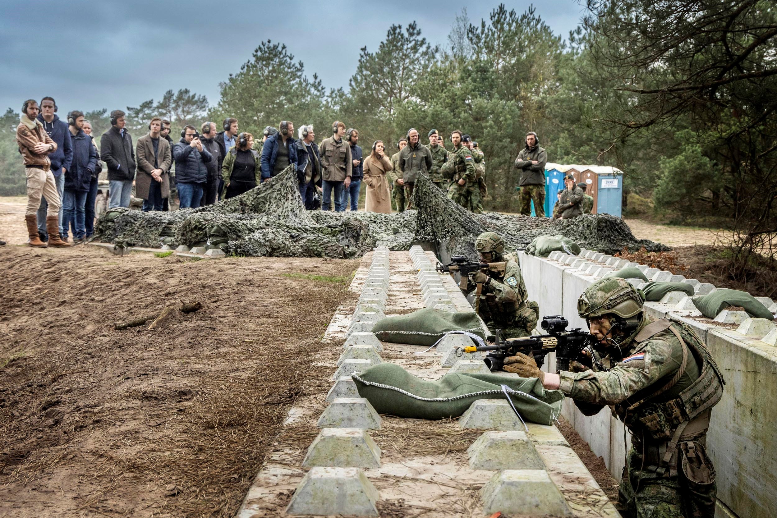 Parlementariërs bezoeken landmacht