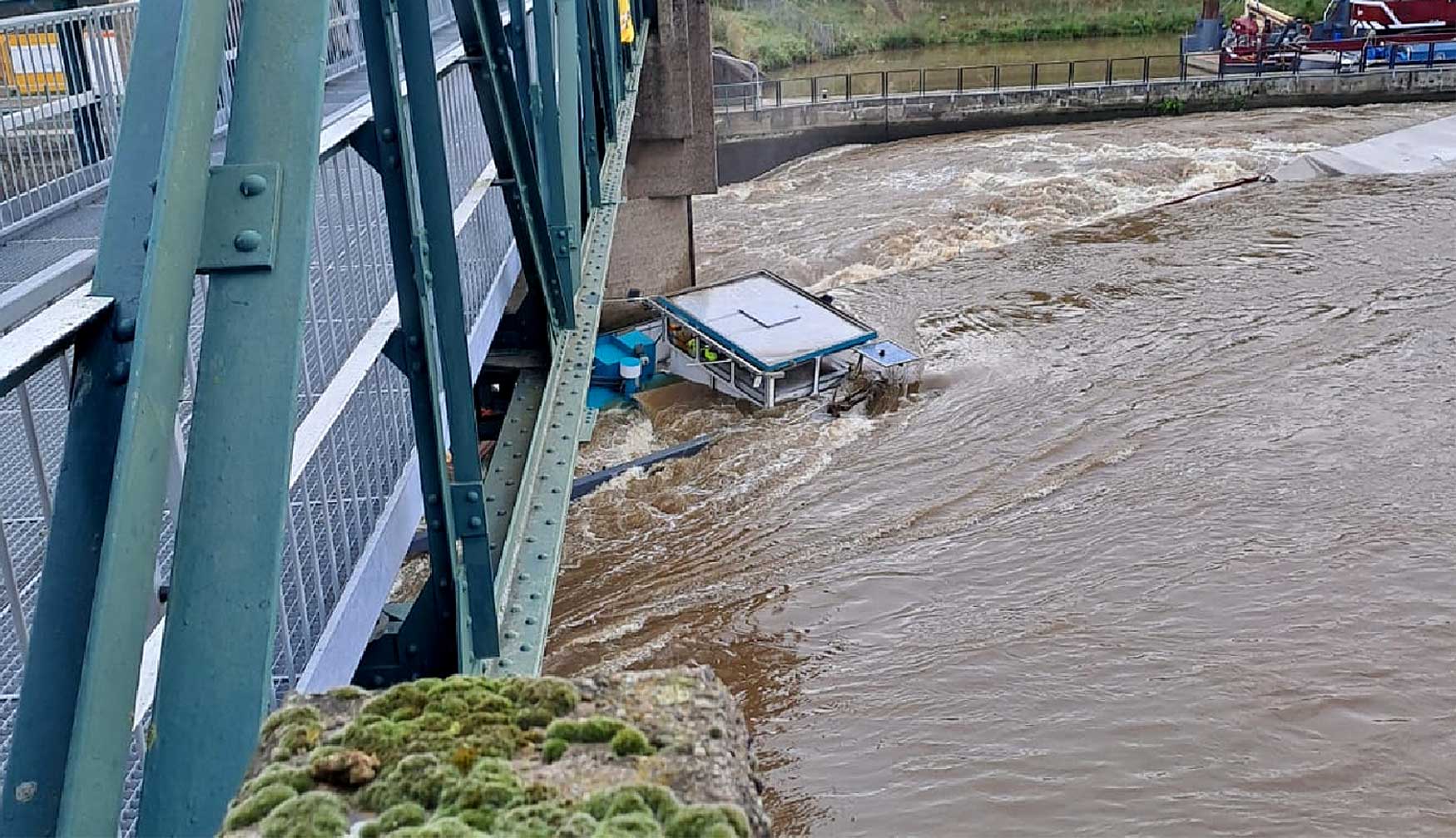 vrachtschip-aanvaring-gezonken-stuw-borgharen