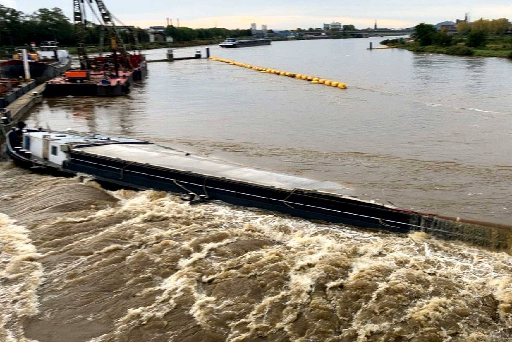 vrachtschip-gezonken-aanvaring-stuw-Borgharen