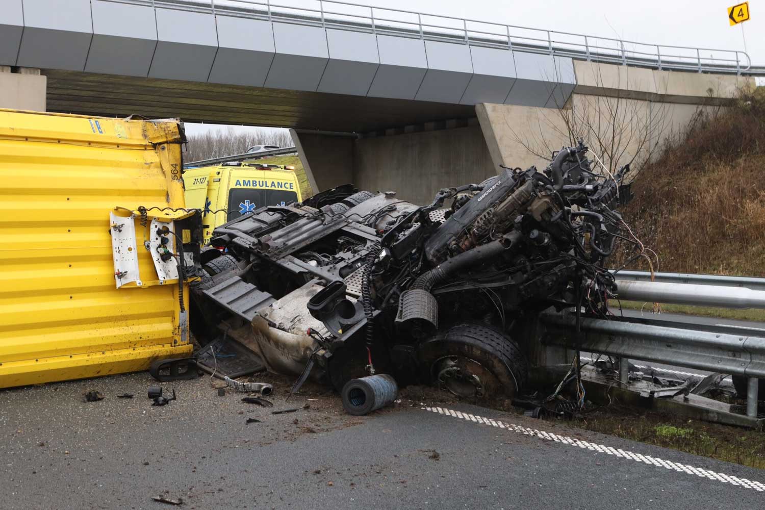 vrachtwagen-brugpijler-botsing-ongeval