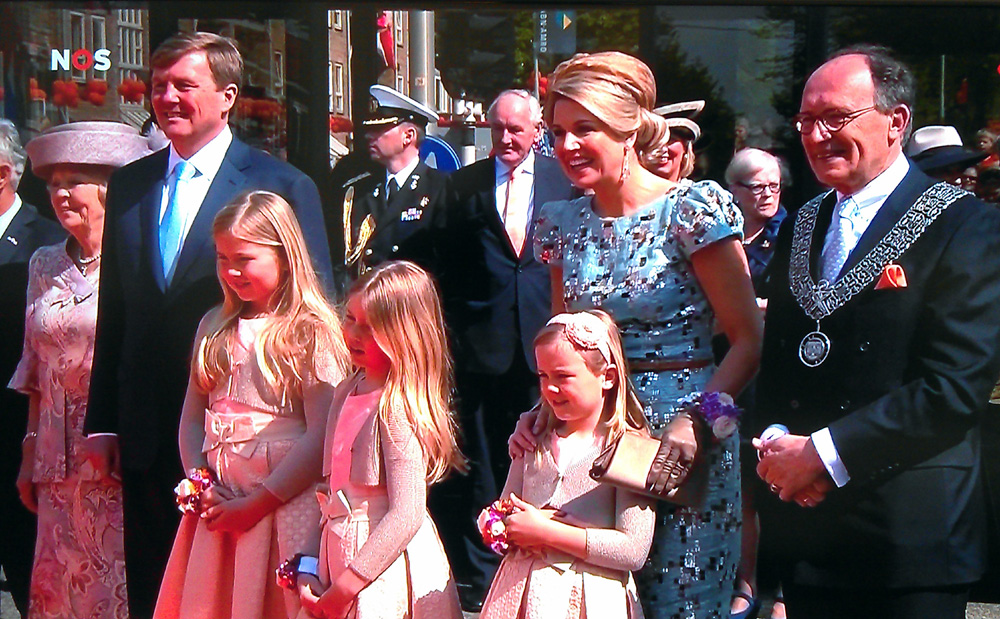 Foto van Willem-Alexander, Maxima en prinsesjes in Amstelveen | NOS