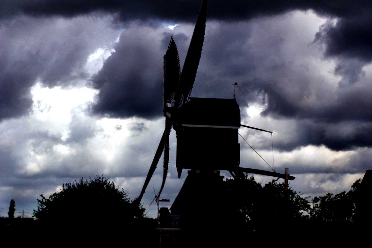 windmolen-wolken-tegenlicht