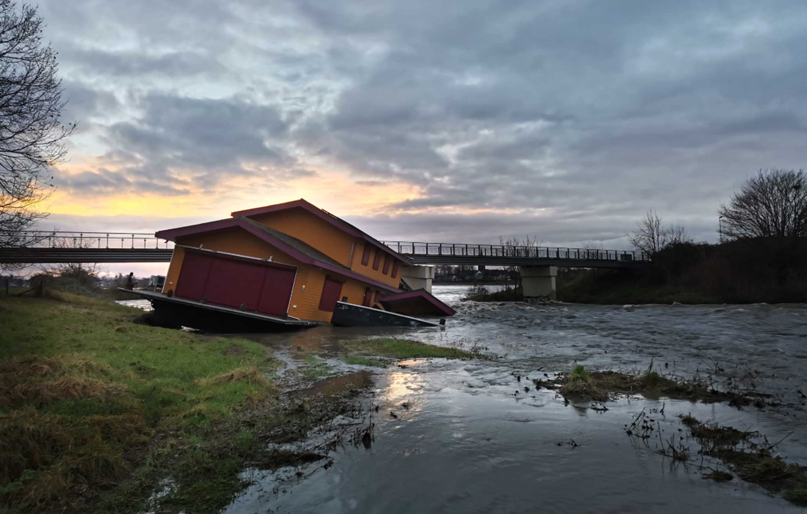 woonboot-brug-beschadigd