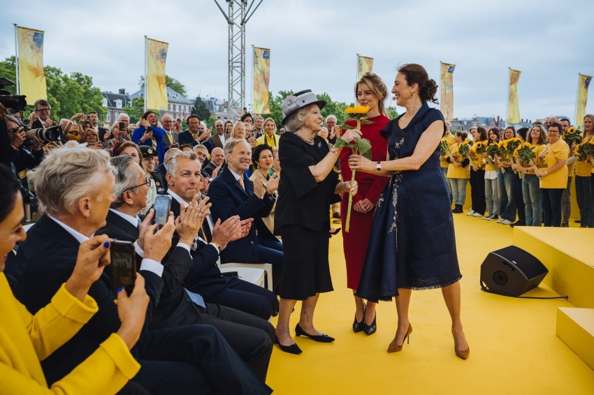 Prinses Beatrix ontvangt zonnebloem