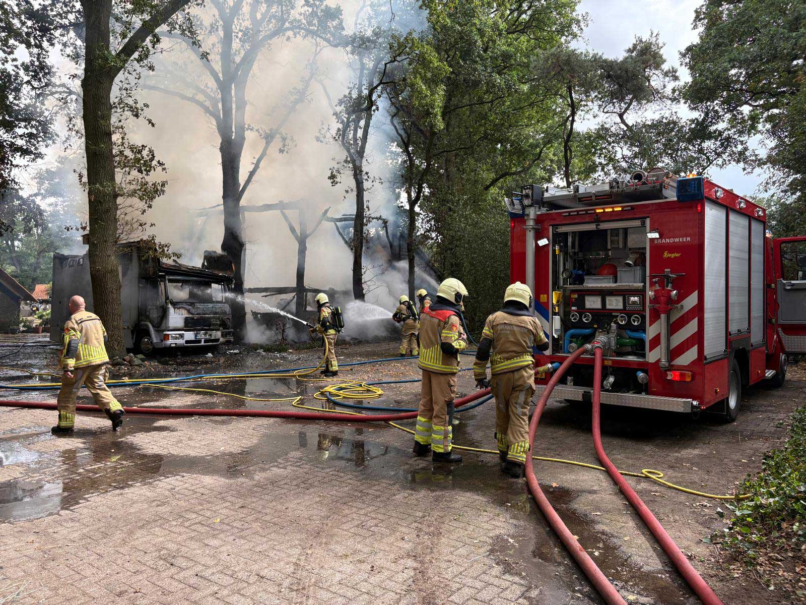 Brandweermannen blussen brand