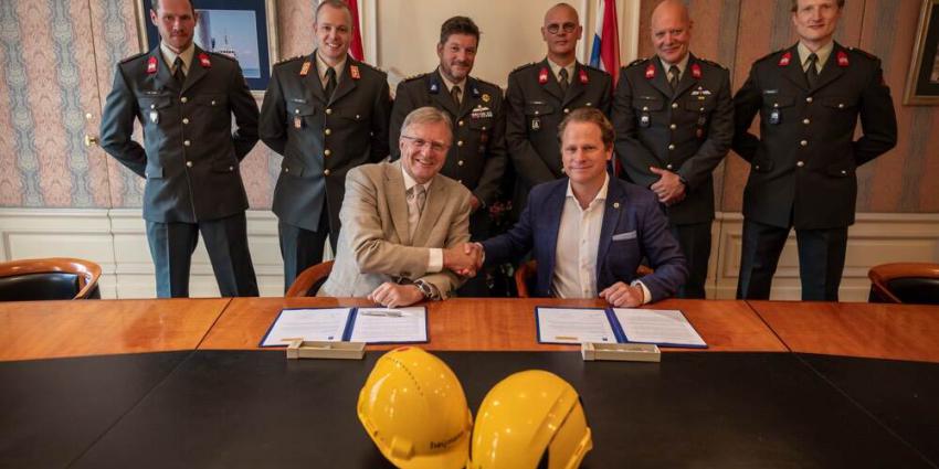 Staatssecretaris Gijs Tuinman (rechts) tekende de overeenkomst.