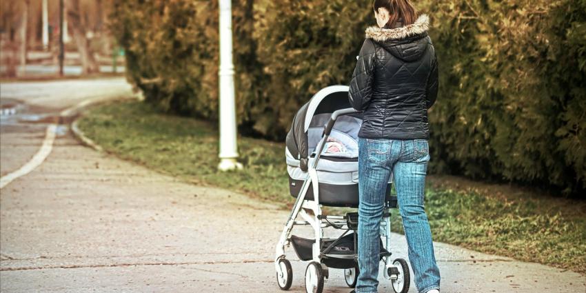 vrouw met kinderwagen