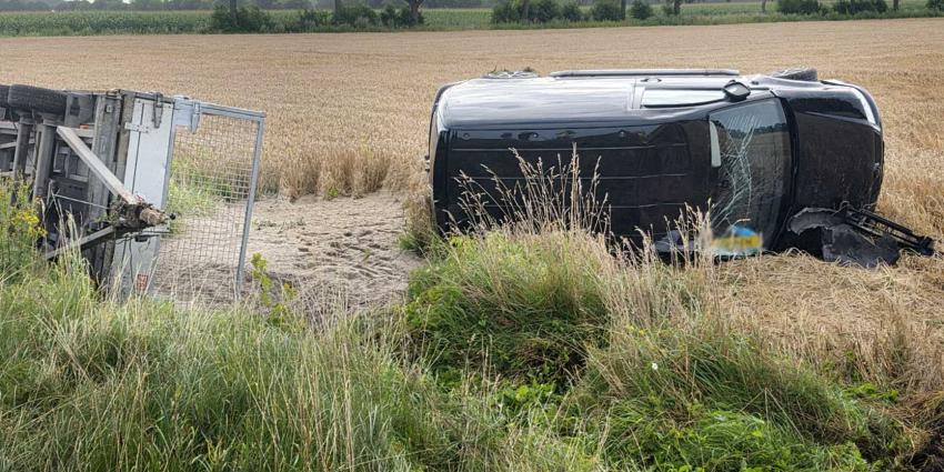 aanhanger-auto-gekanteld