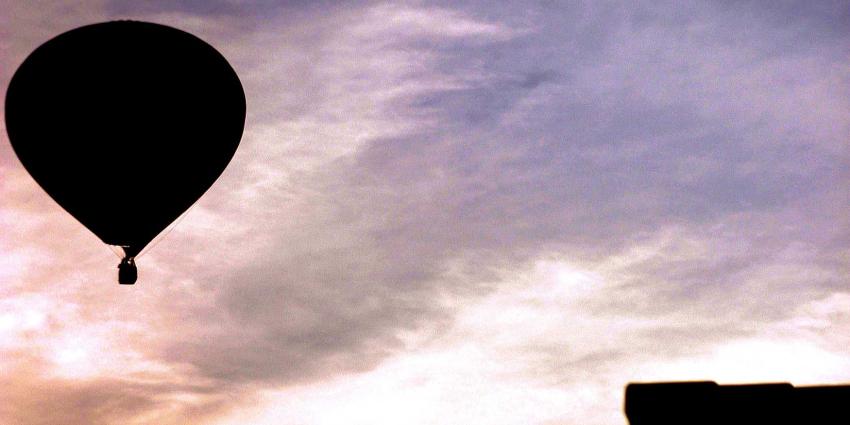 luchtballon-woning-avond