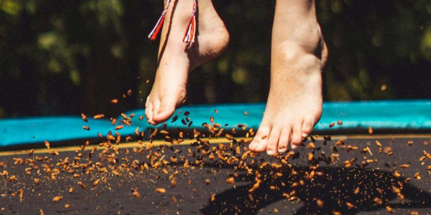 trampoline-voeten-springen-zon