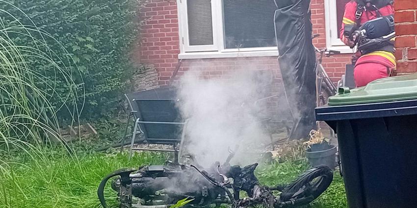 scooterbrand-achtertuin-brandweerman