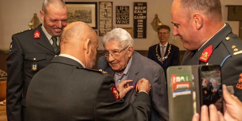 Jan Boerema uitreiking-mobilisatie-oorlogskruis-BON250926.jpg
