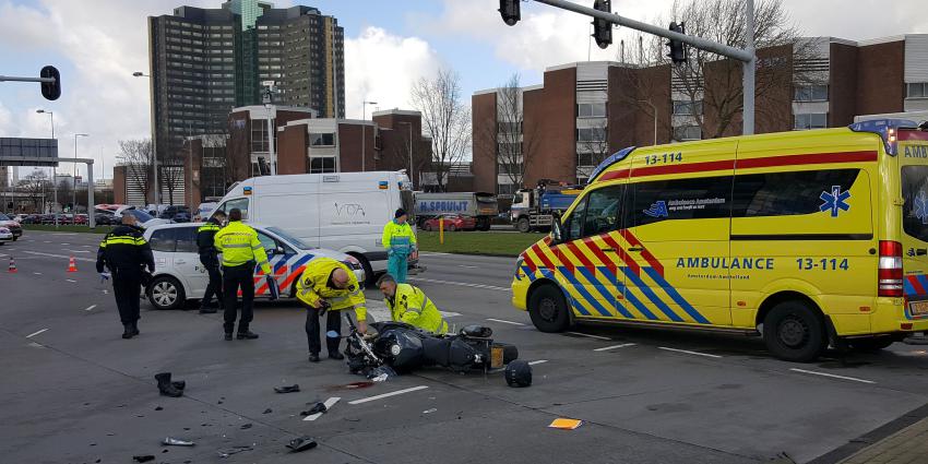 Motorrijder gewond bij aanrijding in Amsterdam