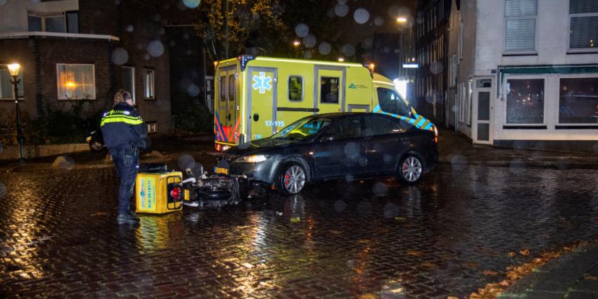 Botsing tussen auto en pizzabezorger