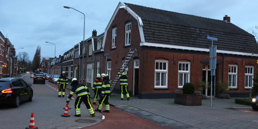 Brandweer verwijdert loshangende geveldelen van woning