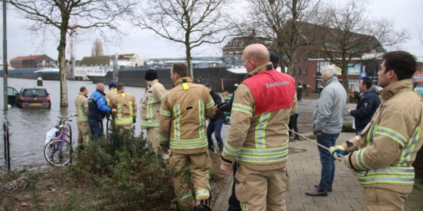 Brandweer probeert auto te redden