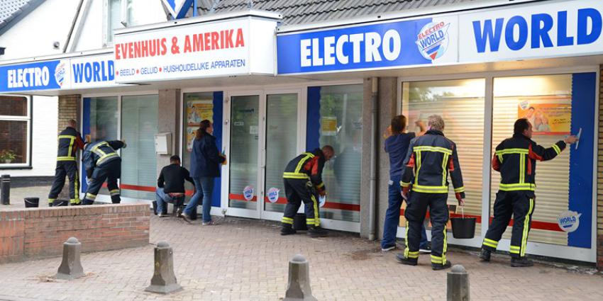 Brandweer Eelde wast ramen voor het goede doel