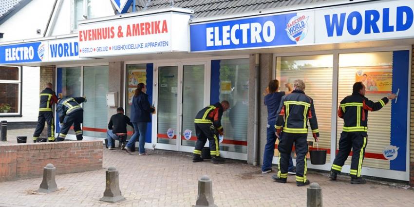 Brandweer Eelde wast ramen voor het goede doel