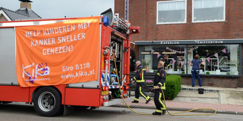 Brandweer Eelde wast ramen voor het goede doel