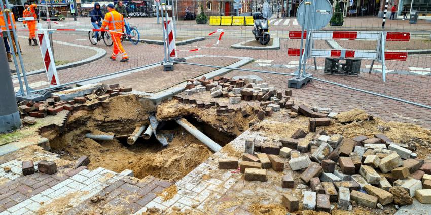 Medewerkers gemeente inspecteren sinkhole