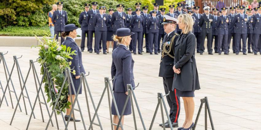 Minister Ollongren spreekt tijdens luchtmachtherdenking.