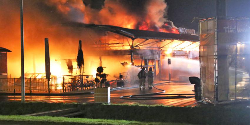 Brandweerlieden bezig met blussen grote brand