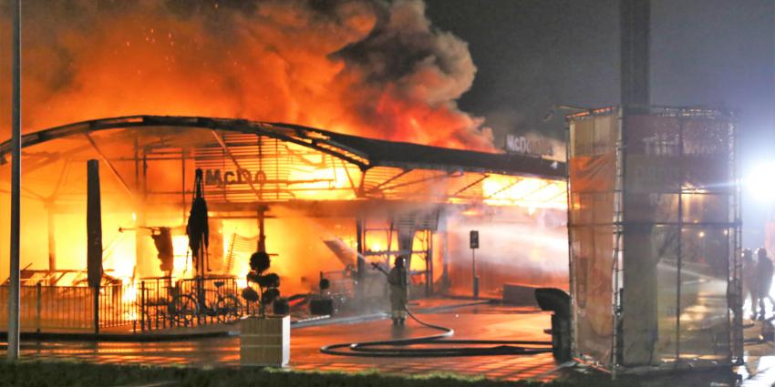 Brandweerlieden bezig met blussen grote brand