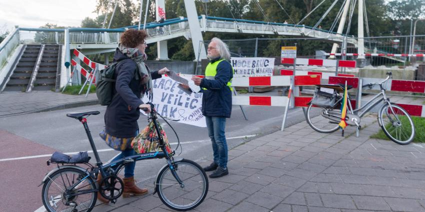 Flyeractie bij Gerrit Krolbrug