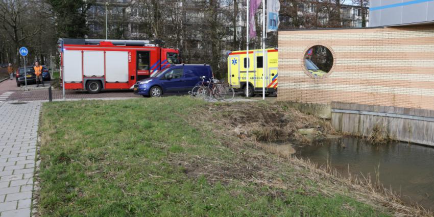 Man vastgezogen in de modder van de sloot