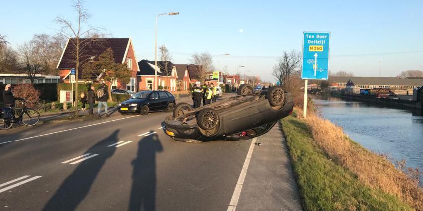 Auto op de kop op de Rijksweg