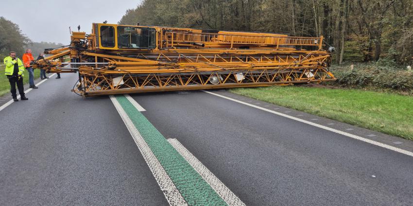 Gekantelde kraan op N34