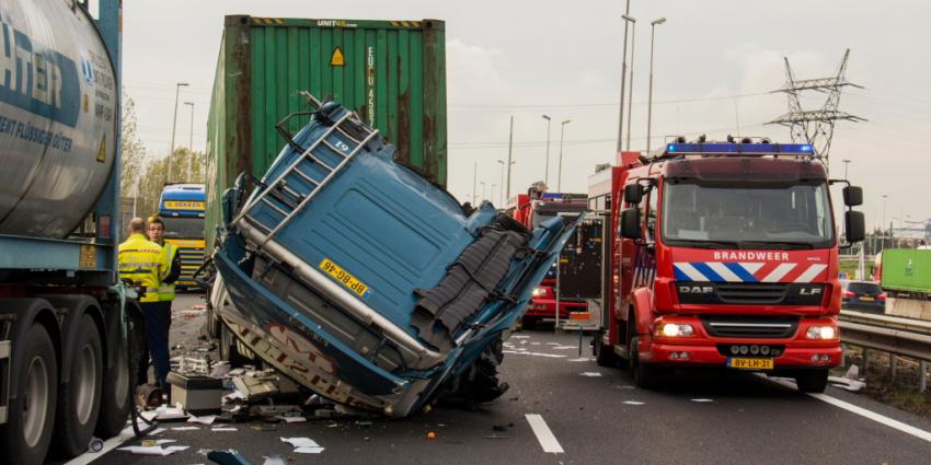 Twee gewonden door aanrijding A15 | Flashphoto | www.flashphoto.nl