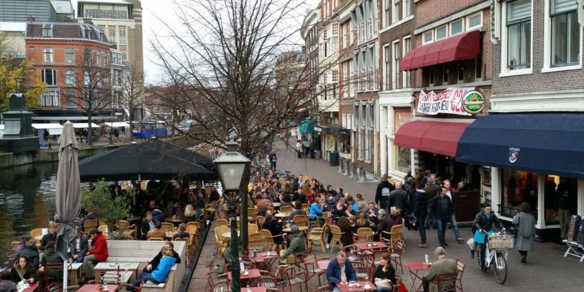 Volle terrassen door zachte november weer