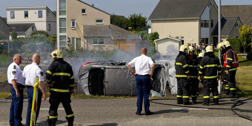Bestuurder uit brandende auto gered