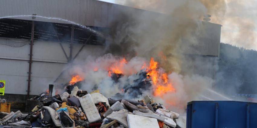 Foto van brand bij recyclebedrijf
