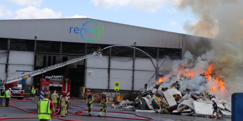 Foto van brand bij recyclebedrijf
