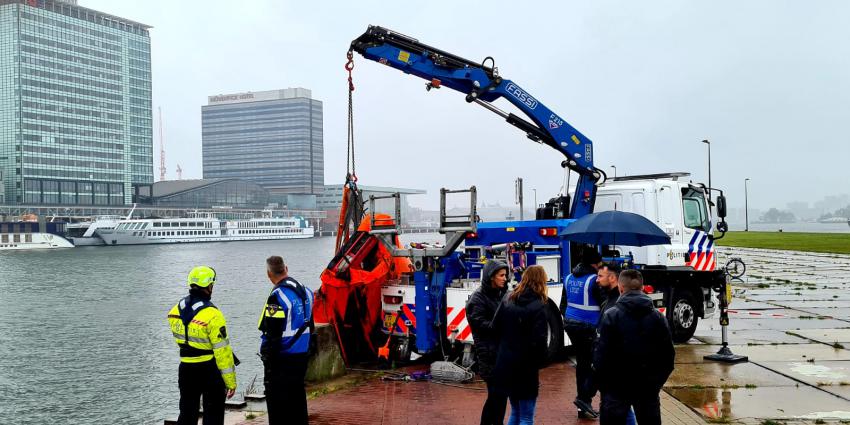 Politie haalt Ferrari uit het IJ