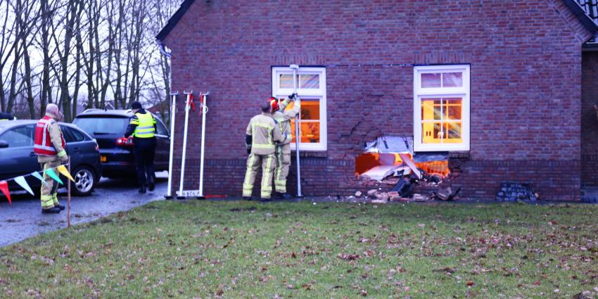 Baby en vader gewond nadat auto gevel van woning ramt