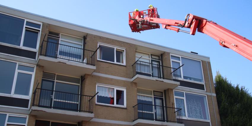 Brokstukken van balkons vallen naar beneden