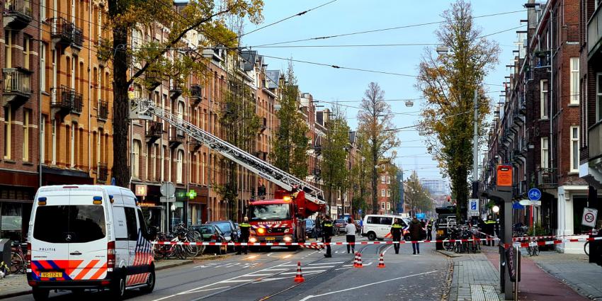 Brandweer bekijkt schade aan pand