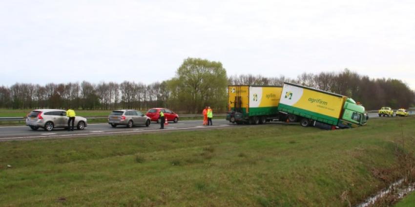 Vrachtwagen geschaard op A28 bij Assen