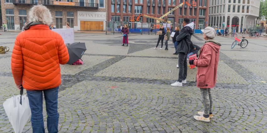 Demonstranten op Grote Markt voor kinderen op Lesbos