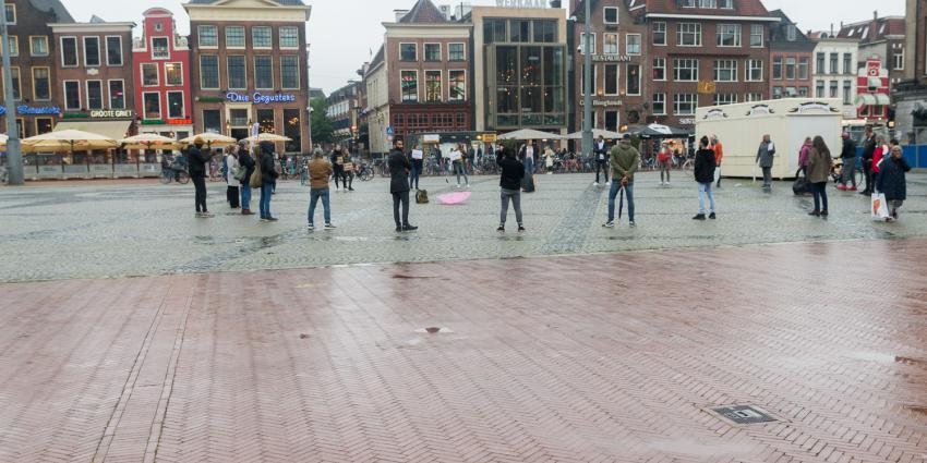 Demonstranten op Grote Markt voor kinderen op Lesbos