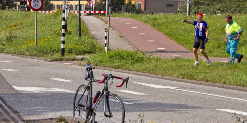 Wielrenners gewond na val over spoorrail
