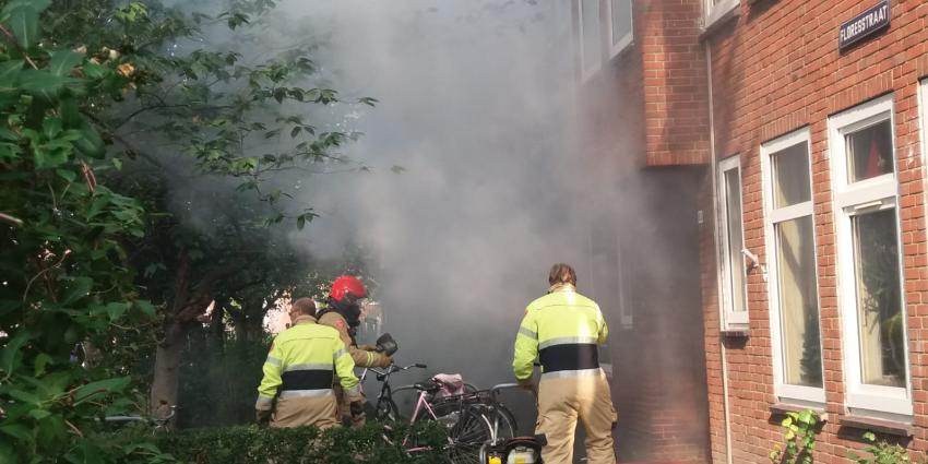 brandweer bestrijdt brand in woning
