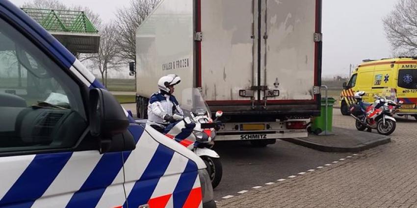 Marechaussee bevrijdt illegalen uit koelwagen