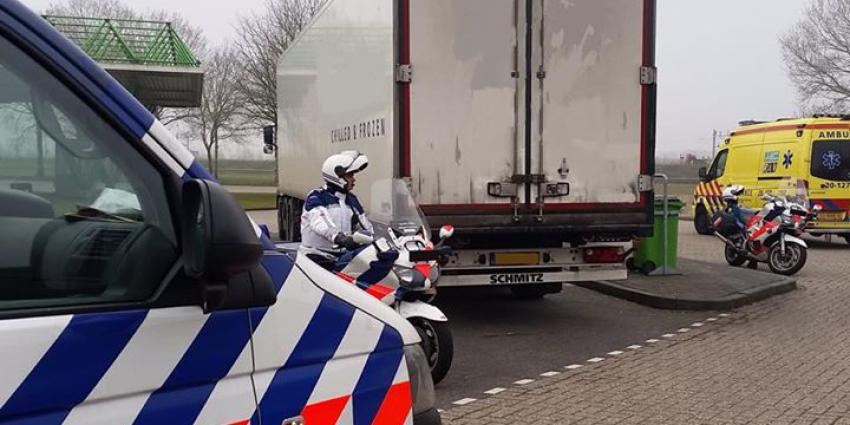 Marechaussee bevrijdt illegalen uit koelwagen
